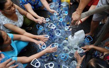 Ảnh, clip: Người dân chung cư HH Linh Đàm tiếp tục xếp hàng nhận nước sạch miễn phí, mòn mỏi chờ kết quả giám định nguồn nước có mùi lạ