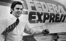 Bạn có biết: FedEx từng suýt phá sản, may mà nhà sáng lập cầm hết tiền quỹ đi đánh bạc để cứu công ty và thành công