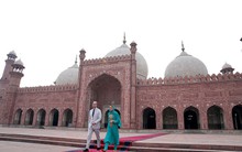 Xuất hiện trong cùng một hoàn cảnh, hai nàng dâu hoàng gia khác nhau một trời một vực: Người thần thái hút hồn, kẻ luộm thuộm hết chỗ nói