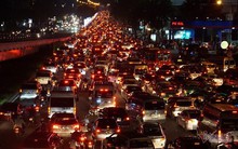 Cửa ngõ Tân Sơn Nhất tê liệt, ngàn ô tô dàn hàng kín đặc đường