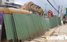 Đặt ống nước mãi không xong, dân TP.HCM khốn khổ vì hít bụi, kẹt xe