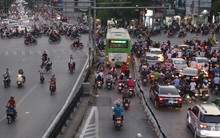 Nhiều phương tiện chen lấn, buýt nhanh BRT “rùa bò” trên làn dành riêng