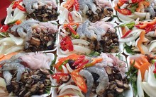 Giật mình set lẩu toàn hải sản tươi giá chỉ 50 ngàn trên vỉa hè