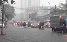 Ảnh: Đường phố Cần Thơ biến thành sông sau mưa lớn, dân bì bõm dắt xe về nhà