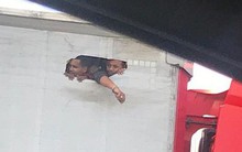 Ám ảnh cảnh tượng người nhập cư vào Anh tuyệt vọng đục lỗ, chen chúc nhau "giành không khí" trên thùng xe tải