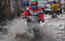 Triều cường ngấp nghé đỉnh, khu nhà giàu Sài Gòn dập dềnh sông nước