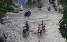 TP HCM: Triều cường gây ngập kinh hoàng ở quận 7