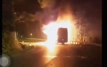 Clip: Xe khách chở 20 người bốc cháy dữ dội khi đang chạy trên quốc lộ Quảng Ninh