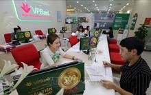 'Cuộc đua' miễn phí dịch vụ của các ngân hàng