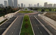 Cận cảnh hàng cây hoa sữa đang độ nở trên con đường mới mở của Thủ đô