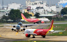 Đường băng nứt vỡ, sân bay hết chỗ... tranh nhau để được bay