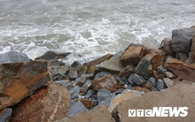 Ảnh: Kè chắn sóng bị đánh tan tác, dân làng chài sơ tán tránh bão