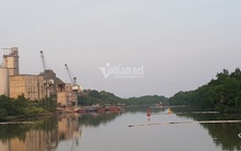 Bục đường ống Xi măng Chinfon Hải Phòng, dầu tràn ra sông