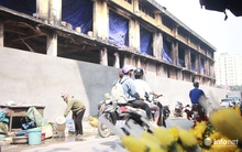 Người mua, kẻ bán tấp nập trở lại trên con ngõ nhỏ cạnh Nhà máy Rạng Đông