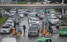 Hành khách không muốn trả phí ô tô vào Tân Sơn Nhất