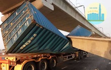 Xe container kéo sập dầm cầu bộ hành đang xây ở cửa ngõ Sài Gòn
