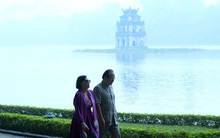 Phố phường Hà Nội chìm trong mịt mù sương, bụi dù vào giữa trưa