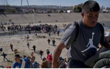 Mỹ đề xuất không cấp giấy phép lao động cho người nhập cư bất hợp pháp