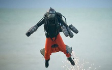 Iron Man ngoài đời thật: Người đàn ông phá kỷ lục tốc độ bay bằng bộ trang phục cá nhân, lên tới gần 140km/h
