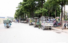 Ảnh: Thương binh leo rào, xô đẩy tranh vé trận Việt Nam - Thái Lan