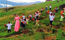 Cô giáo xuất hiện trong "bức ảnh đẹp nhất mùa khai giảng 2019": Lần đầu thấy trường đã bật khóc