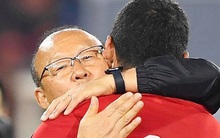 Xúc động hình ảnh HLV Park Hang-seo ôm chặt Anh Đức sau trận hòa Thái Lan: Tạm biệt một huyền thoại, tạm biệt người hùng AFF Cup!