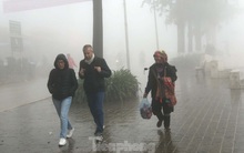 Không khí lạnh tràn về, khách du lịch co ro trong cái lạnh dưới 10 độ C ở Sa Pa