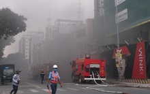 Cháy ở công trình cao ốc khách sạn giữa trung tâm Sài Gòn, nhiều người náo loạn