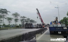 Xe tải lật chắn ngang đường 3 tiếng đồng hồ, đường lên sân bay Nội Bài ùn ứ