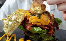 Giới thượng lưu Dubai “cuồng” vàng đến mức nào? Sẵn sàng vung tiền để ăn món dát vàng, có loại pizza lên đến… 4,8 tỷ/ cái