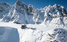 25.000 USD/đêm nghỉ trong nhà gỗ xa xỉ bên vách núi tuyết