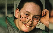 Thần đồng biết đọc năm 2 tuổi, được tuyển thẳng vào đại học năm 11 tuổi nhưng lớn lên quyết định đi làm ở tiệm đồ ăn nhanh