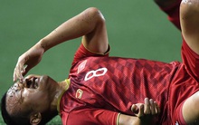 Trọng Hoàng bị phạm lỗi thô bạo, cầu thủ Campuchia vẫn lao vào trọng tài như muốn "ăn tươi nuốt sống"