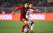 Đồng đội "hạ đẹp" Campuchia, Quang Hải ngồi ngoài sân thư thái tập giãn cơ thế này đây