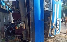 [Nóng] Lật xe khách chở công nhân đè trúng xe máy, 2 người chết tại chỗ, 11 người bị thương