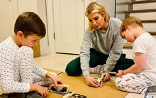 Sau một thời gian im hơi lặng tiếng, xuống sắc trầm trọng, Ivanka lấy lại phong độ khoe vẻ đẹp rạng ngời dù ở nhà hay ra ngoài đường