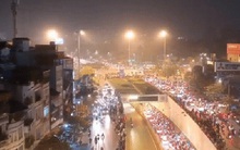 Flycam toàn cảnh Hà Nội đêm không ngủ, hàng nghìn CĐV đổ xuống đường "đi bão" mừng U22 Việt Nam vô địch SEA Games