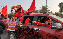 Mẹ Quang Hải cùng dàn xe máy cày diễu hành ra sân bay Nội Bài đón đội tuyển U22 Việt Nam trở về