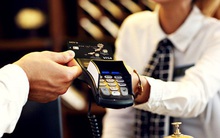 Tấp nập chuyển đổi thẻ từ sang thẻ chip