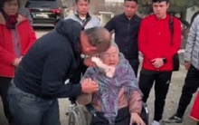 HLV Park Hang-seo bật khóc khi về thăm mẹ già 97 tuổi khiến các tuyển thủ U23 Việt Nam lặng người