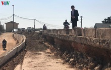 Cận cảnh tuyến đê tả Đáy (Hà Nội) thi công kiểu “bẫy” người đi đường