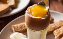 Ăn trứng gà như thế nào tốt: Chín, tái hay sống