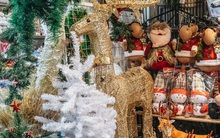 Tuần lộc vàng đính kim sa 3 triệu đồng vẫn hút khách, Hàng Mã trang hoàng trước thềm Giáng Sinh