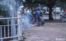 Người dân Hà Nội co ro đốt lửa sưởi ấm trong tiết trời mưa phùn gió rét cuối năm