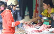 Gần Tết, bà nội trợ càng rầu vì giá heo tăng