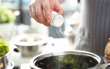 Gia vị "nhẵn mặt" trong bữa ăn của mọi gia đình không ngờ lại dễ gây béo hơn cả đường, chị em nên điều chỉnh ngay để tránh tăng cân, hại sức khỏe