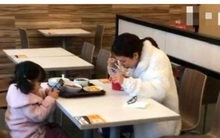 Mẹ ăn mì 20.000 đồng còn con chọn suất đặc biệt 200.000 đồng: Khi sự hy sinh của phụ huynh không phải cách giáo dục được đánh giá cao