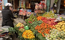 Sát Tết, trái cây ồ ạt tăng giá, thương lái bao mua tận vườn