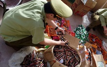 Thu giữ hơn 7500 sản phẩm thực phẩm trà sữa, mì tôm, xúc xích... do Trung Quốc sản xuất