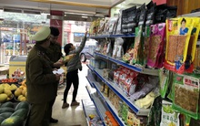 Thu giữ hơn 250 sản phẩm thực phẩm do nước ngoài sản xuất, không có hóa đơn hợp pháp